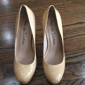 Pour la victoire platform pumps in nude/beige